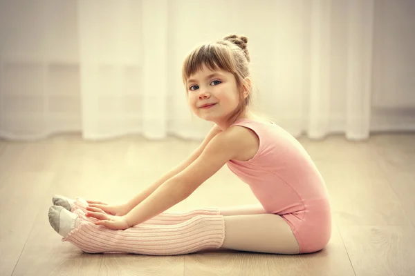 Schattig meisje in roze leotard — Stockfoto