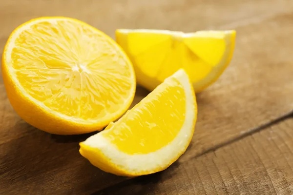 Limón fresco en rodajas —  Fotos de Stock