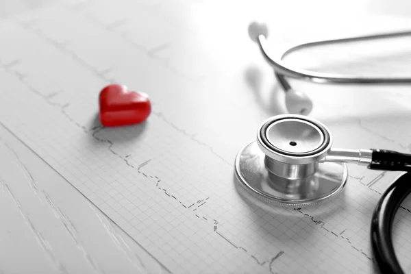 Grafico cardiografico con stetoscopio medico — Foto Stock