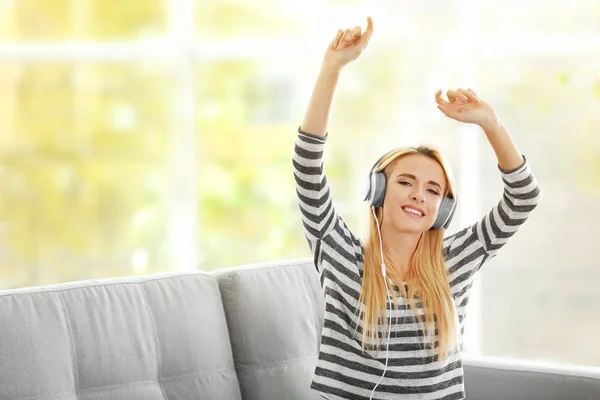 Frau hört Musik — Stockfoto