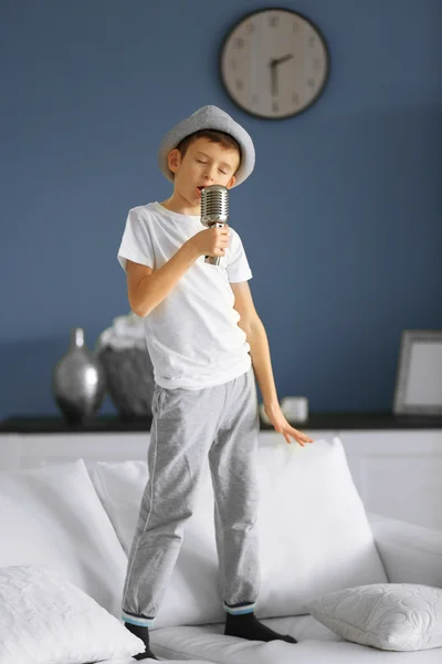 Bambino che canta — Foto Stock