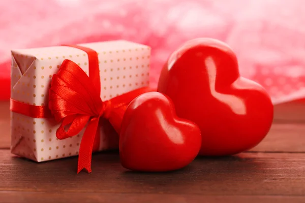 Caja de regalo y corazones decorativos — Foto de Stock