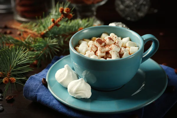 Becher heiße Schokolade mit Marshmallows — Stockfoto
