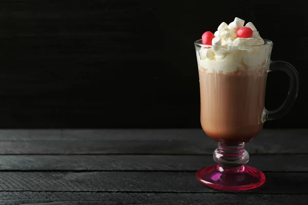 Taza de café con crema batida —  Fotos de Stock