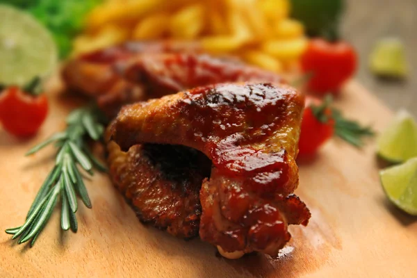 Alitas de pollo a la parrilla con papas fritas — Foto de Stock