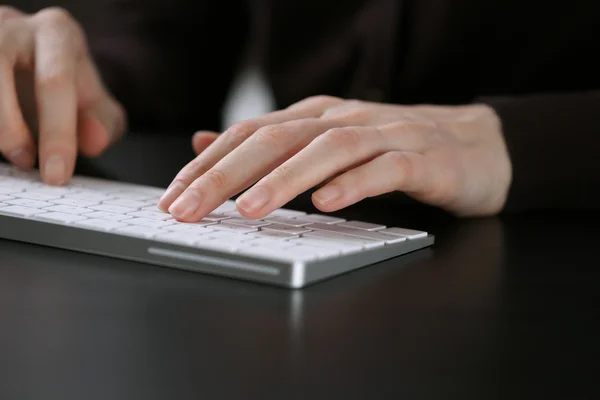 Mani femminili utilizzando la tastiera — Foto Stock