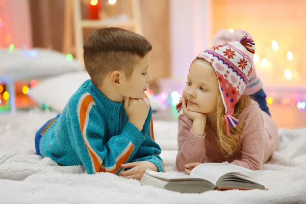 Şirin çocuk yere kitap okumak — Stok fotoğraf