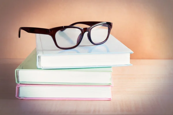 Mucchio di libri e occhiali — Foto Stock