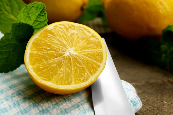 Нарезанный свежий лимон — стоковое фото