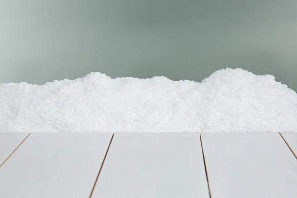 Доски из белого дерева со снегом — стоковое фото