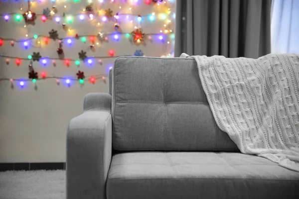 Серый диван с клеткой — стоковое фото