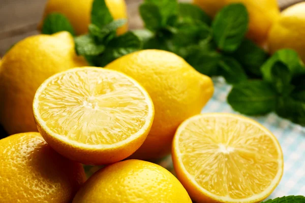 Sliced fresh lemons with green leaves — Stock Photo, Image