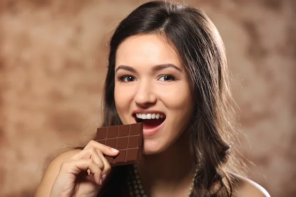 Mujer joven con chocolate —  Fotos de Stock