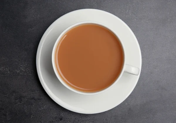 Tazza di tè in porcellana con latte — Foto Stock