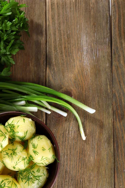 Batatas fervidas com verdes — Fotografia de Stock