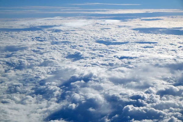 Cielo a través de la ventana de una aeronave —  Fotos de Stock