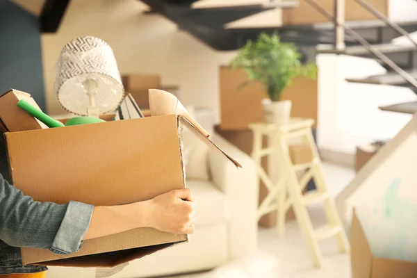 Vrouw met open kartonnen doos — Stockfoto