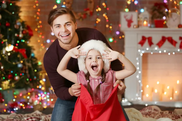 Lustige kleine Schwester im Weihnachtsmann-Sack — Stockfoto