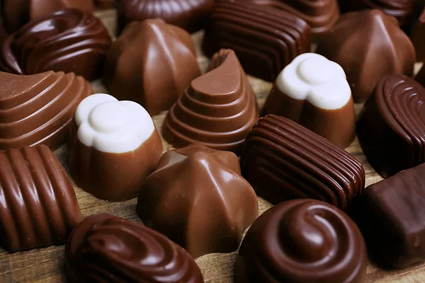 Assortiment van heerlijke chocolade snoepjes achtergrond, close-up — Stockfoto