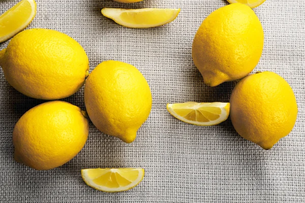 Snijd de verse citroen op zak, bovenaanzicht — Stockfoto