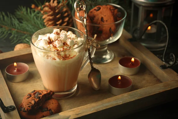 Copa de cacao caliente con malvavisco y galletas en mesa negra —  Fotos de Stock