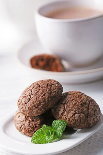 Kopp choklad med chocolate chip cookies och mynta på ljus bakgrund — Stockfoto