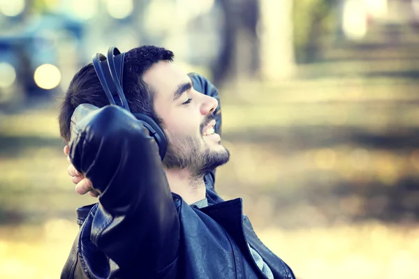 Man luisteren aan muziek in openlucht — Stockfoto