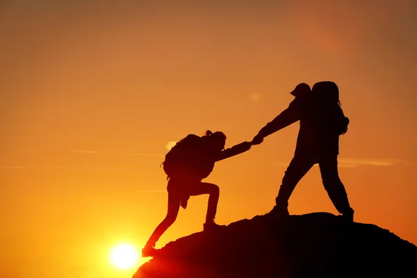 Persone che scalano la montagna — Foto Stock