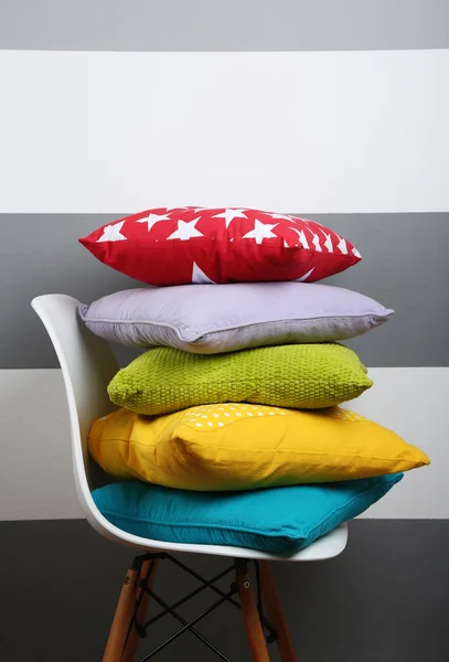 Красочные подушки на стуле — стоковое фото