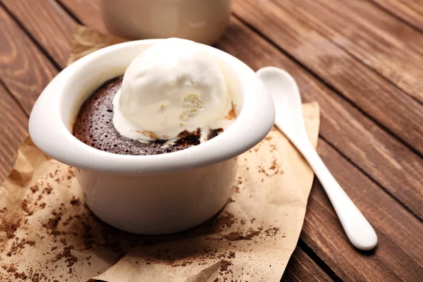 チョコレートの溶岩ケーキのテーブルをアイス クリーム添え — ストック写真