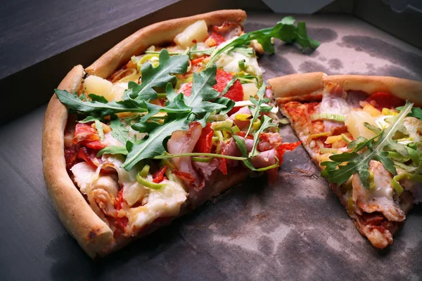 Pizza fresca fatiada em fundo de papelão — Fotografia de Stock