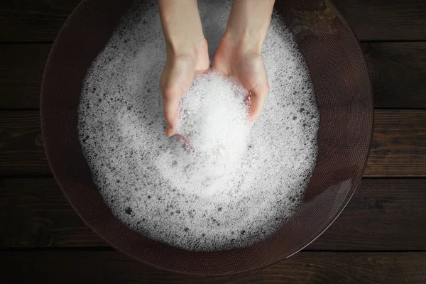 Vrouwen wassen handen — Stockfoto