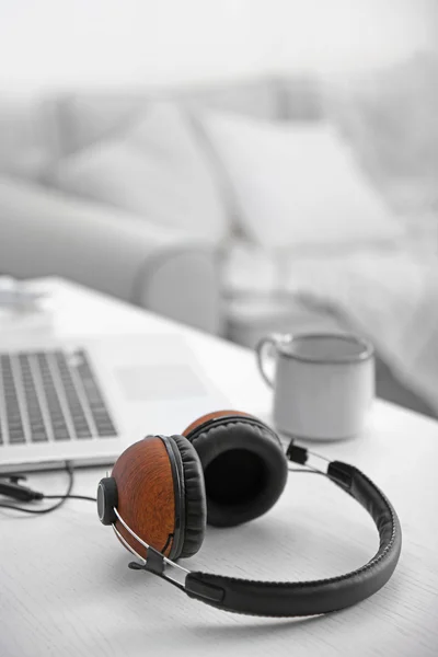Ακουστικά και laptop στο τραπέζι — Φωτογραφία Αρχείου