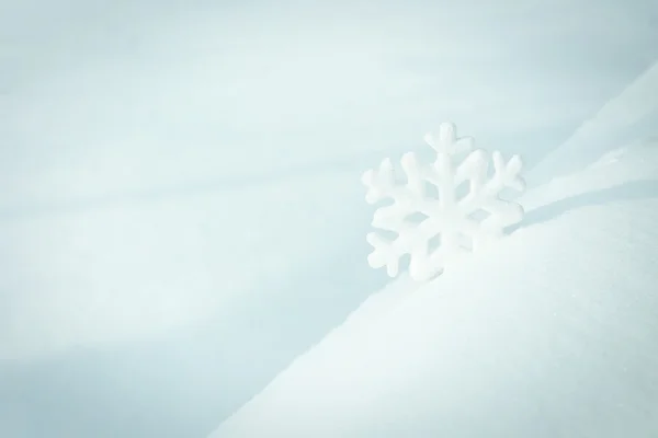 自然の雪の吹きだまり美しいスノーフレーク — ストック写真