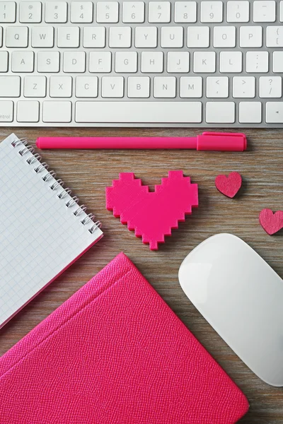 Computer peripherals with pink hearts — Stock Photo, Image