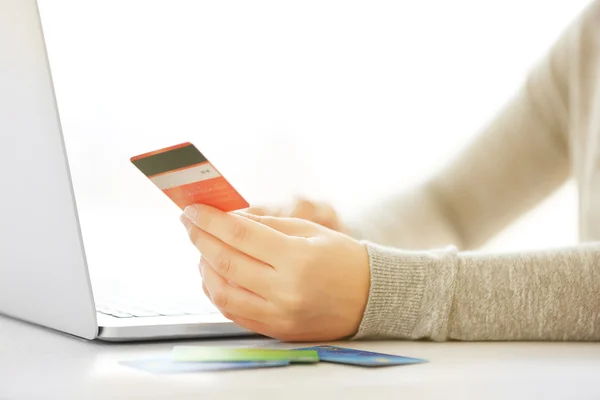 Concepto de comercio electrónico. Mujer con tarjeta de crédito y portátil, primer plano — Foto de Stock