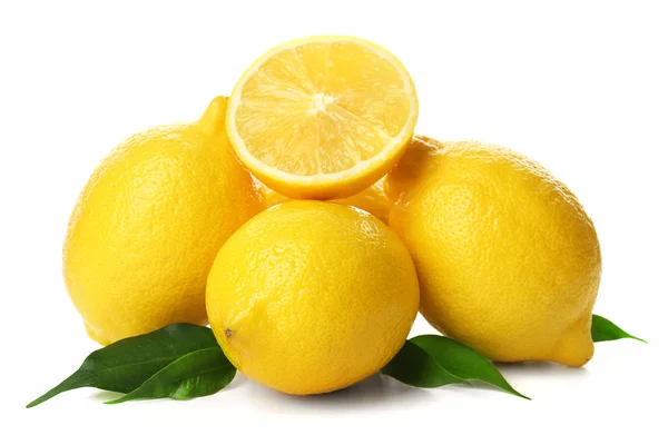 Limones frescos con hojas verdes — Foto de Stock