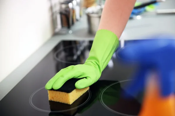 Menselijke hand wassen elektrische kookplaat — Stockfoto