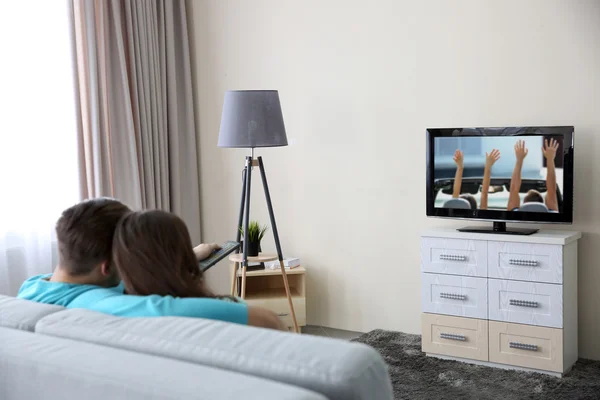 Giovane coppia guardando la TV — Foto Stock