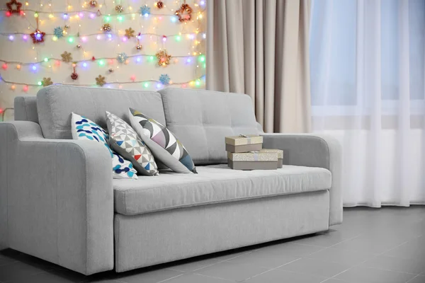 Светло-серый диван — стоковое фото