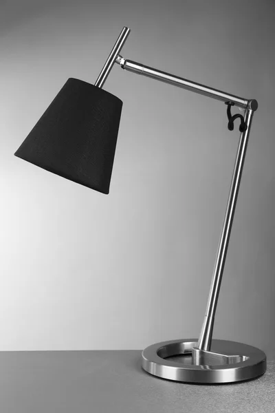 Tischlampe auf grau — Stockfoto