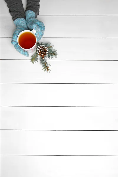 Hände halten Becher — Stockfoto