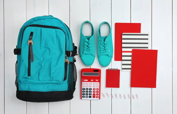 Рюкзак и школьные принадлежности — стоковое фото