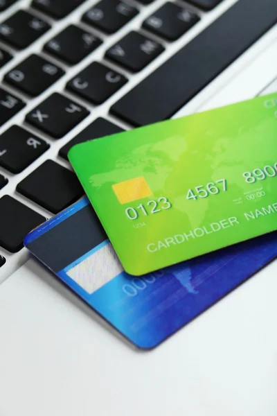 Kreditní karty na klávesnici — Stock fotografie