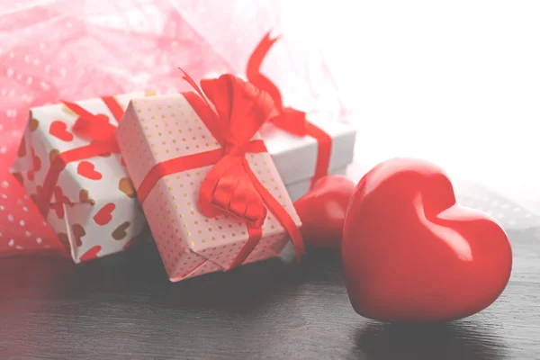 Cajas de regalo y corazones decorativos —  Fotos de Stock