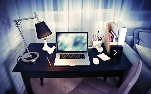 Miejsce pracy z laptopem w domu — Zdjęcie stockowe