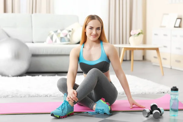 Sportlerin mit Hanteln und Wasserflasche — Stockfoto