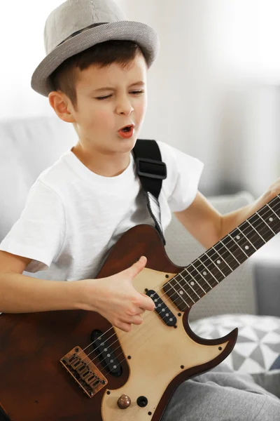 Pojke spela gitarr — Stockfoto