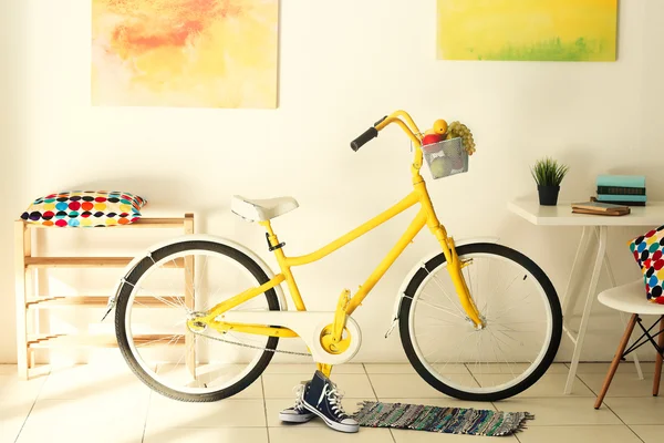 Vélo jaune avec baskets — Photo