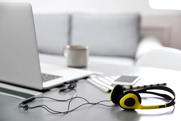 Headphones, phone and laptop — Stock Photo, Image